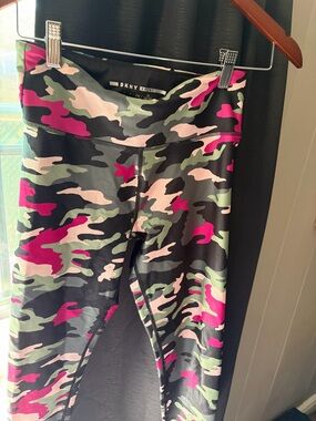 DKNY Girls Pink & Green Camo Leggings